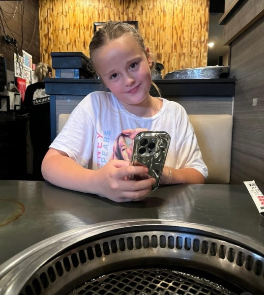 Селена Гомес выложила фото с 13-летней сводной сестрой Селена Гомес выложила фото с 13-летней сводной сестрой