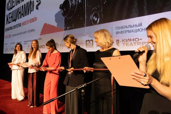 
                Елена Лядова, Маруся Фомина и другие на открытии первого кинофестиваля "Сделано женщинами"            